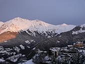 Primi raggi di sole sul Menna e Zambla innevati